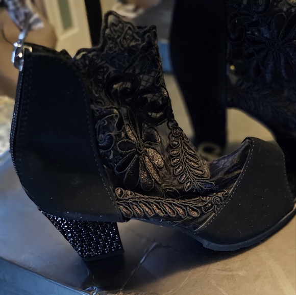 Shoes - Picture 2 of 3